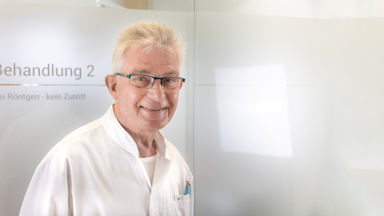 Doktor Wolfgang Mueller, Gründer der Zahnarztpraxis Mueller in Murnau am Staffelsee